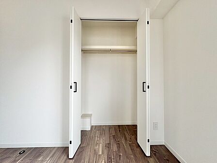 家電やスーツケース、ストック品など何でも片付く嬉しい空間です。