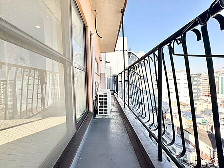 朝の澄んだ空気や、夕方に吹く清々しい風を感じられるバルコニー。