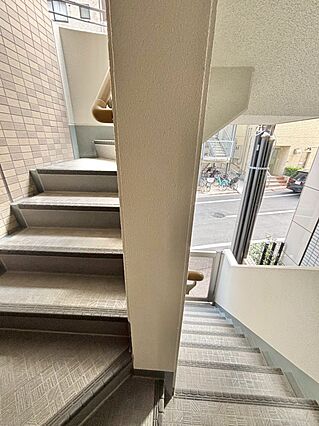 共用部の階段で...