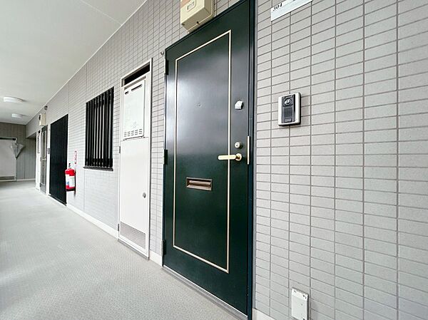 清潔感のある落ち着いた雰囲気の玄関です。