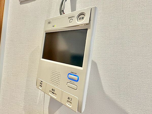 誰が来てもわかる様にモニター付きインターホンを設置。