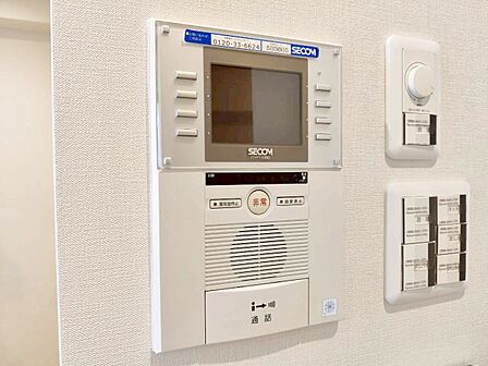 誰が来てもわかる様にモニター付きインターホンを設置。