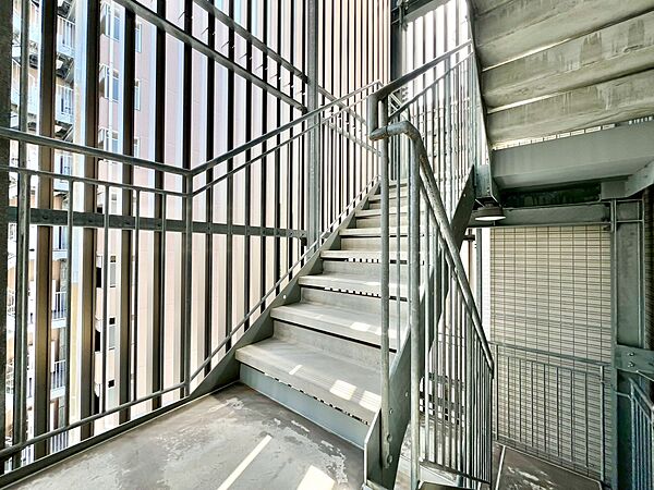 共用部の階段です。明るく清潔に管理されています。