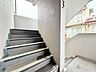 設備：共用部の階段です。明るく清潔に管理されています。