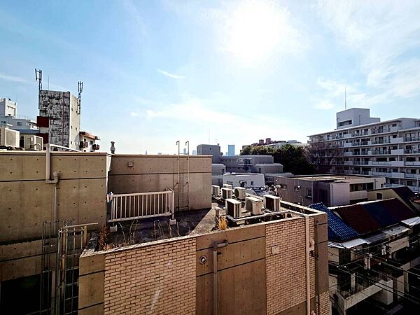 陽当たり・通風・開放感に恵まれた環境です。