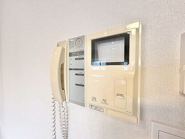 誰が来てもわかる様にモニター付きインターホンを設置。