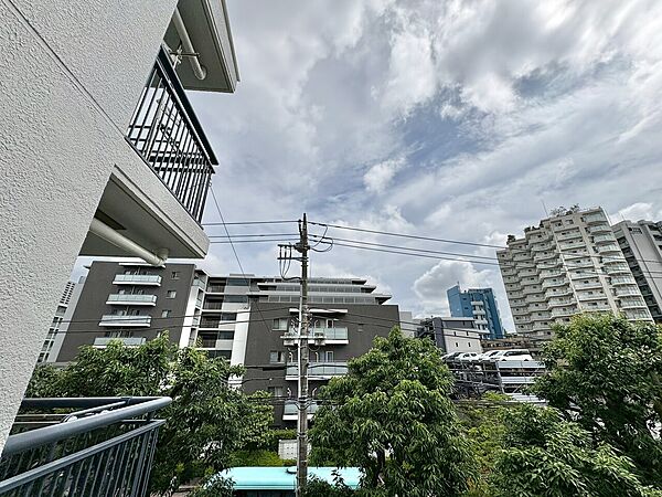 陽当たり・通風・開放感に恵まれた環境です。