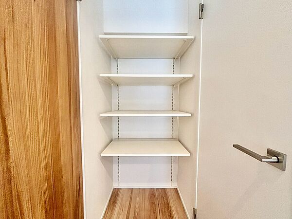 家電やスーツケース、ストック品など何でも片付く嬉しい空間です。