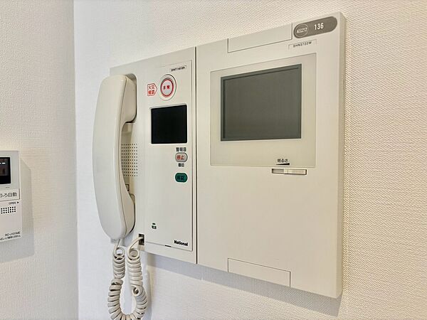 誰が来てもわかる様にモニター付きインターホンを設置。