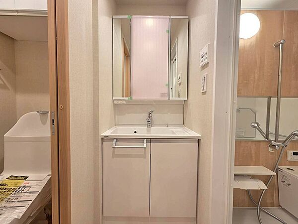 清潔感を感じられる洗面化粧台。