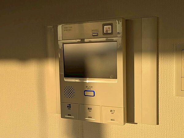 誰が来てもわかる様にモニター付きインターホンを設置。