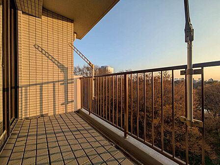 朝の澄んだ空気や、夕方に吹く清々しい風を感じられるバルコニー。