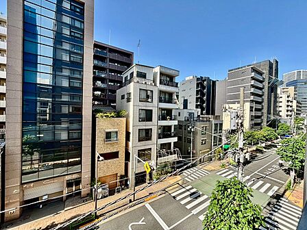 陽当たり・通風・開放感に恵まれた環境です。