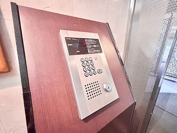 誰が来てもわかる様にモニター付きインターホンを設置。