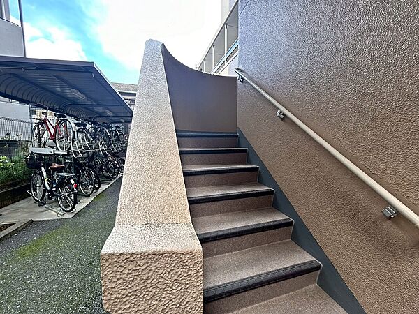 共用部の階段です。明るく清潔に管理されています。