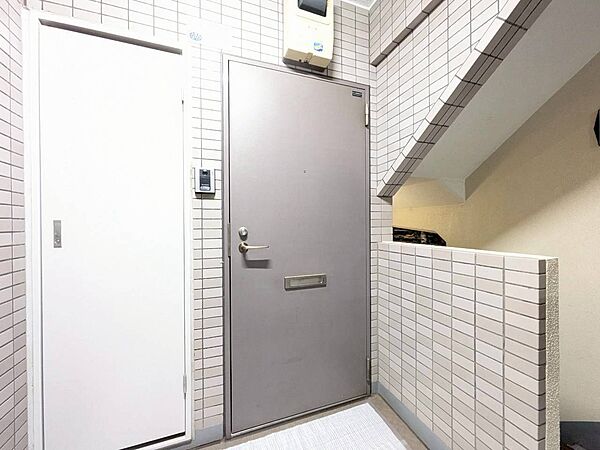 清潔感のある落ち着いた雰囲気の玄関です。