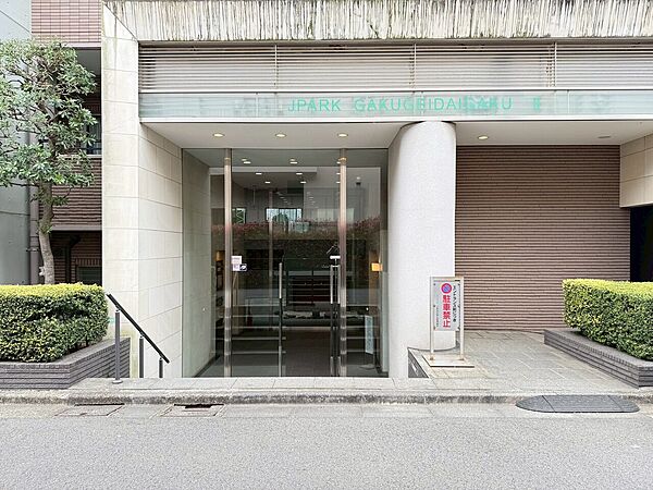 上質感漂う玄関アプローチです。