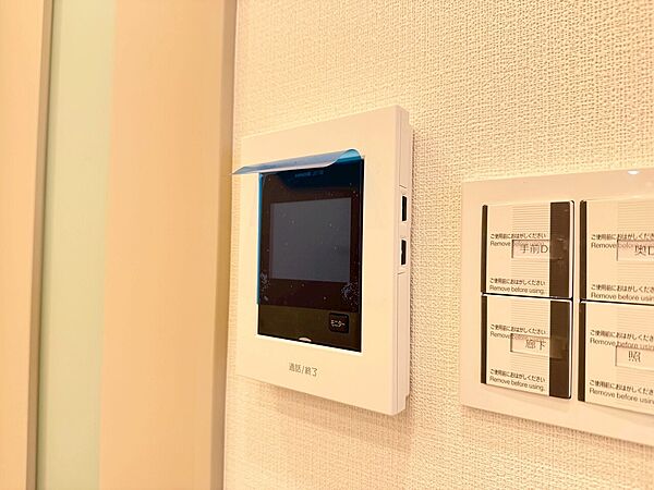 誰が来てもわかる様にモニター付きインターホンを設置。