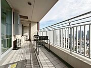 朝の澄んだ空気や、夕方に吹く清々しい風を感じられるバルコニー。