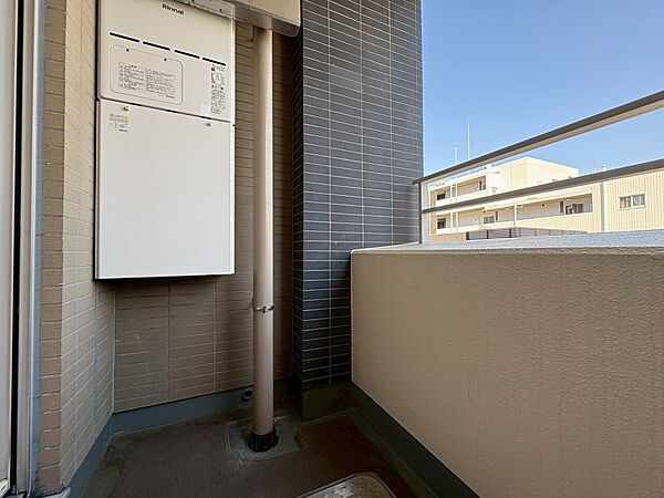 朝の澄んだ空気や、夕方に吹く清々しい風を感じられるバルコニー。