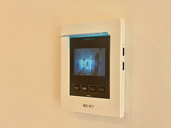 誰が来てもわかる様にモニター付きインターホンを設置。