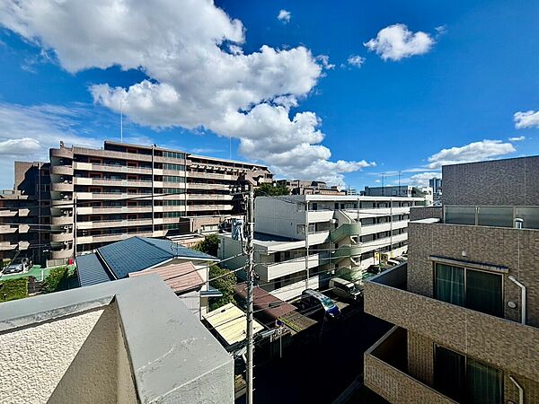 陽当たり・通風・開放感に恵まれた環境です。