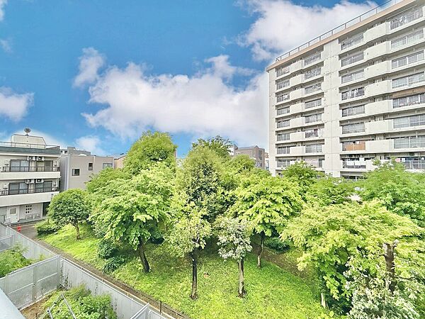 陽当たり・通風・開放感に恵まれた環境です。