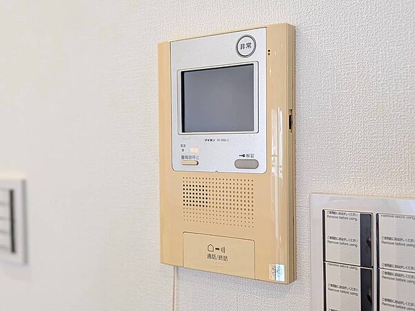 誰が来てもわかる様にモニター付きインターホンを設置。