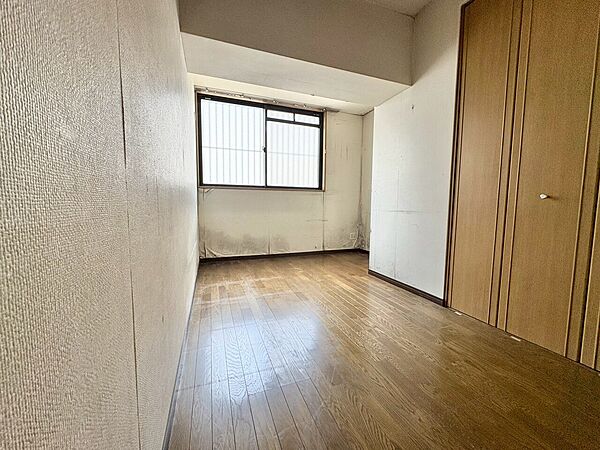 清かで艶やかな時間をもたらしてくれる室内です。