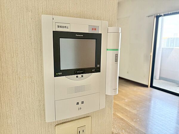 誰が来てもわかる様にモニター付きインターホンを設置。