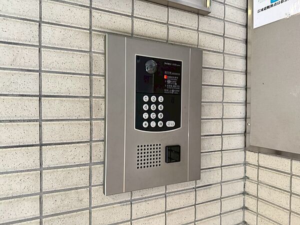誰が来てもわかる様にモニター付きインターホンを設置。