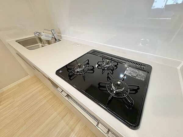 使いやすくスタイリッシュなキッチン空間になっております。