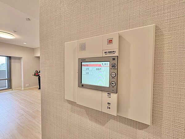 誰が来てもわかる様にモニター付きインターホンを設置。