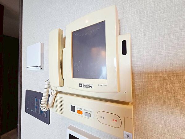 誰が来てもわかる様にモニター付きインターホンを設置。