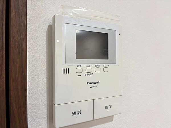 誰が来てもわかる様にモニター付きインターホンを設置。