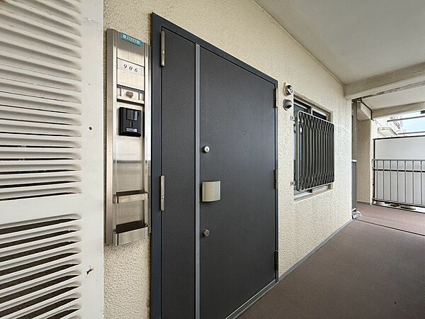 清潔感のある落ち着いた雰囲気の玄関です。