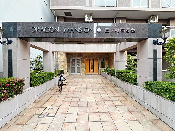 上質感漂う玄関アプローチです。