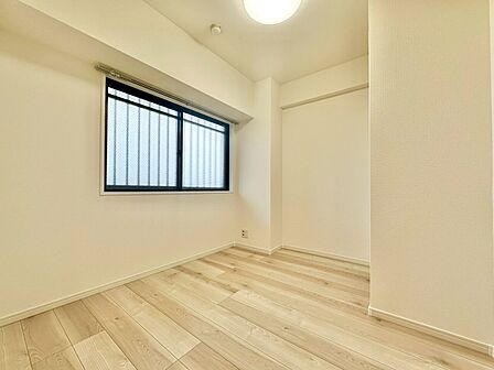 清かで艶やかな時間をもたらしてくれる室内です。