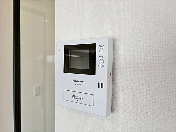 誰が来てもわかる様にモニター付きインターホンを設置。