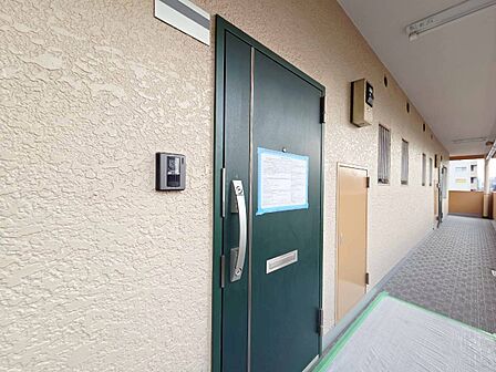 清潔感のある落ち着いた雰囲気の玄関です。