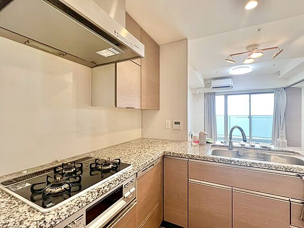 開放感のあるキッチンスペース。調理をしながら、会話も弾みそうですね。