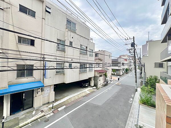 陽当たり・通風・開放感に恵まれた環境です。