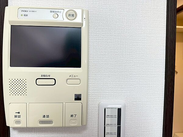 誰が来てもわかる様にモニター付きインターホンを設置。