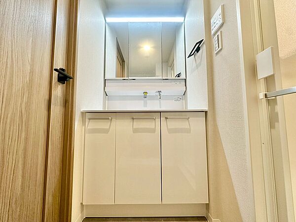 清潔感を感じられる洗面化粧台。※リフォーム後の参考写真です。