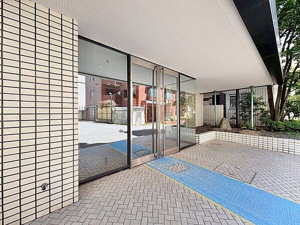 上質感漂う玄関アプローチです。