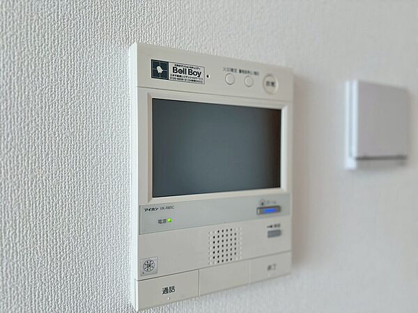 誰が来てもわかる様にモニター付きインターホンを設置。