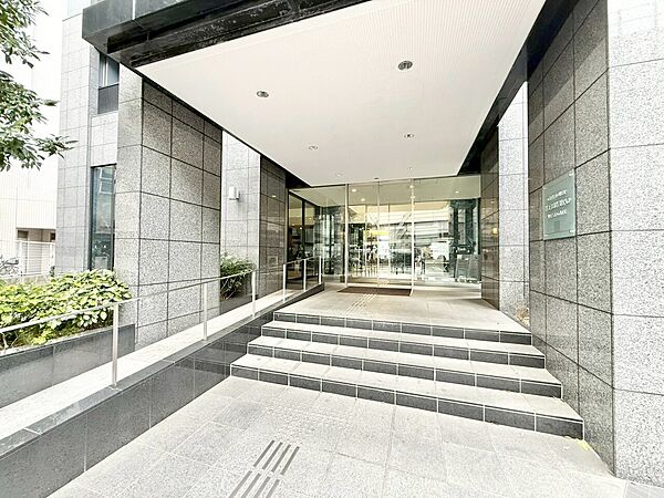上質感漂う玄関アプローチです。