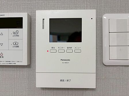 誰が来てもわかる様にモニター付きインターホンを設置。