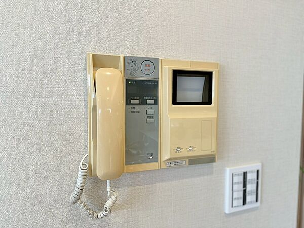 誰が来てもわかる様にモニター付きインターホンを設置。