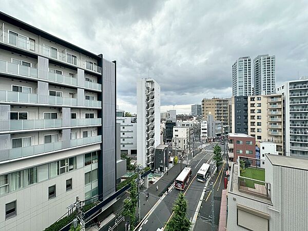 陽当たり・通風・開放感に恵まれた環境です。